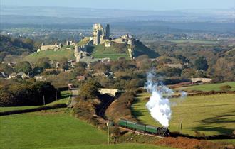 Train past Corfe Castle